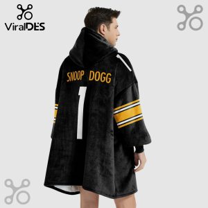 Black hooded blanket with 'SNOOP DOGG' in yellow and the number '1' in white on the back, plus yellow/white stripes on the sleeves.!