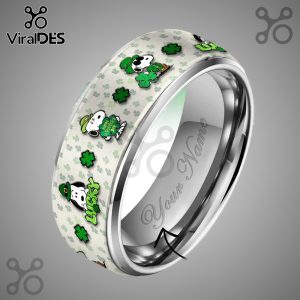 Personalized Snoopy ring engraved with a name. Silver tungsten band featuring Snoopy.