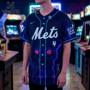 New York Mets baseball jersey with purple lightning, neon skyline, red glowing eyes, and Japanese text in an arcade.!