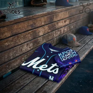 New York Mets baseball jersey featuring K-Pop Demon Hunters graphic on a wooden dugout bench with caps.!