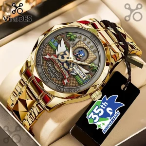 Gold-toned metal wristwatch featuring a Sonic the Hedgehog Green Hill Zone 35th anniversary dial and metal band.!