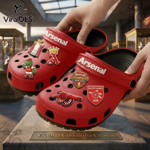 Arsenal FC Premier League Champions 25/26 Crocs featuring red foam, team text, cannon logos, and commemorative club charms.