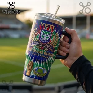 New Zealand Warriors 31st Anniversary 40oz tumbler with tie-dye pattern, rugby stadium background, and team emblem.