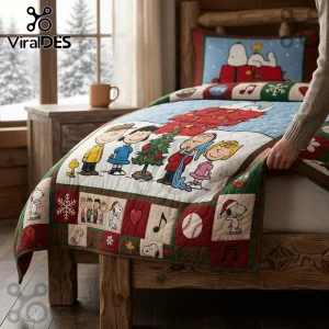 Peanuts Snoopy Christmas Patchwork Quilt Bedding Set featuring Charlie Brown characters on a blue and red quilted fabric.